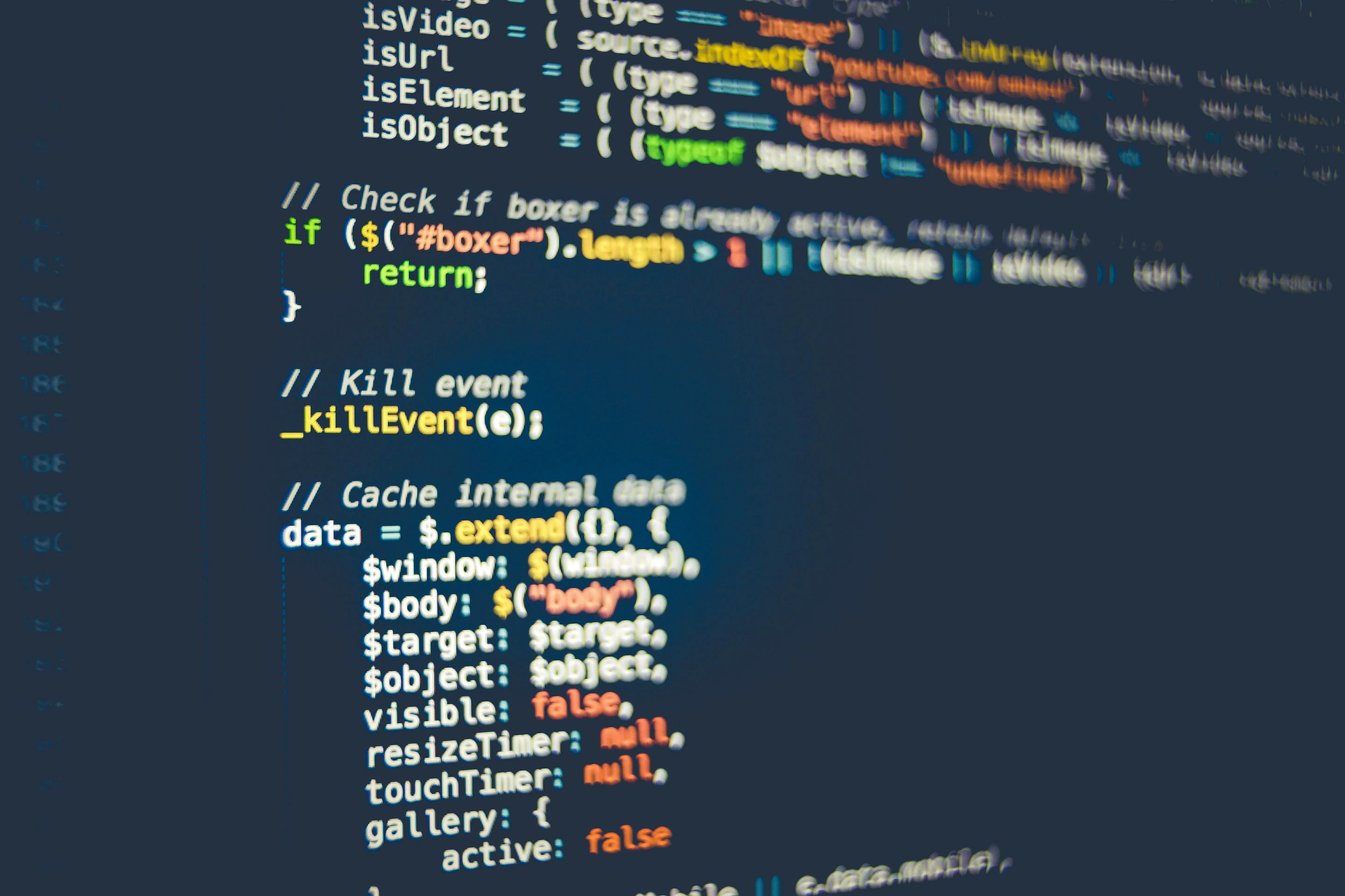 Développeur web travaillant sur le code d'un site internet moderne sur ordinateur portable