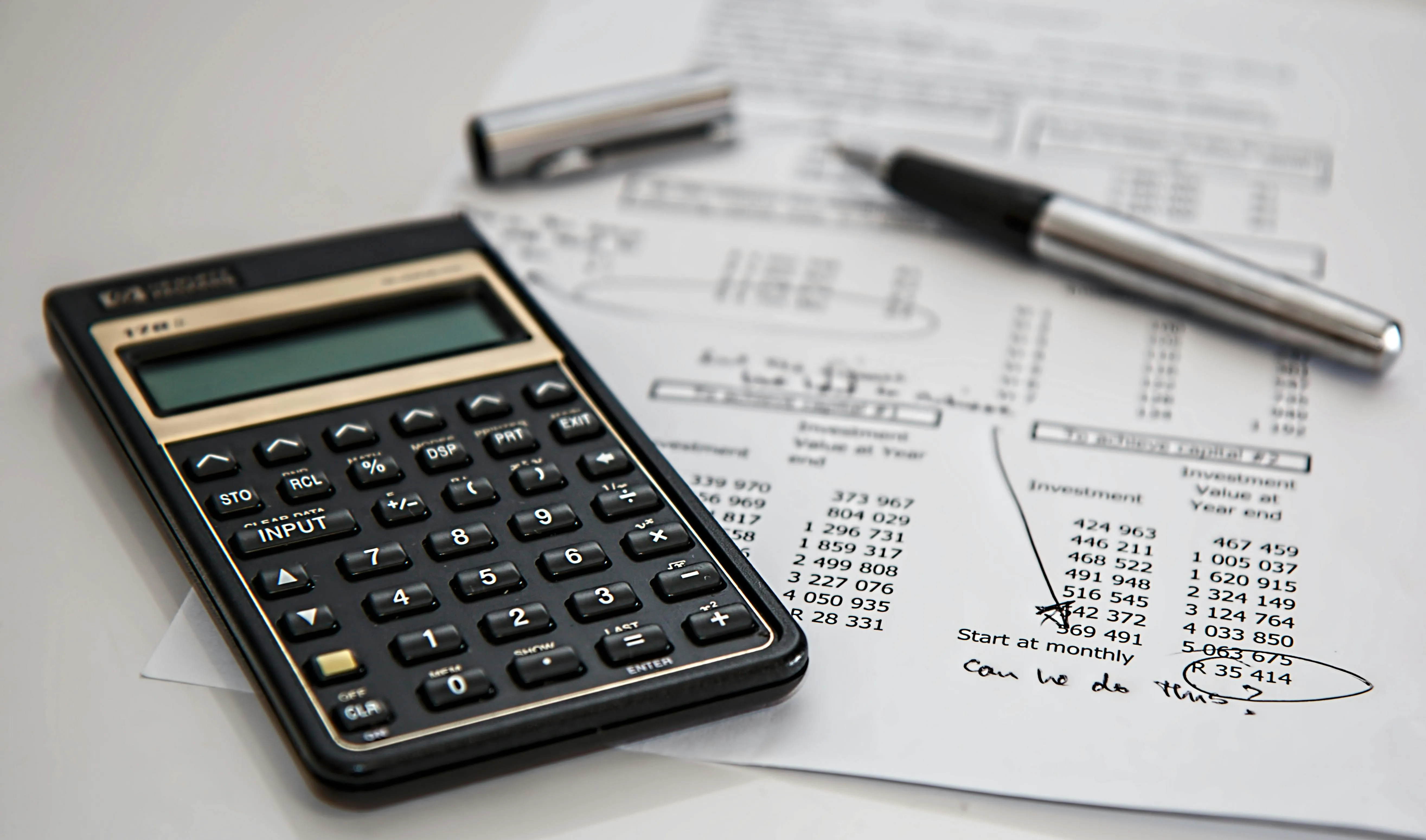 Calculatrice, documents et ordinateur pour estimer le budget d'un site web de TPE