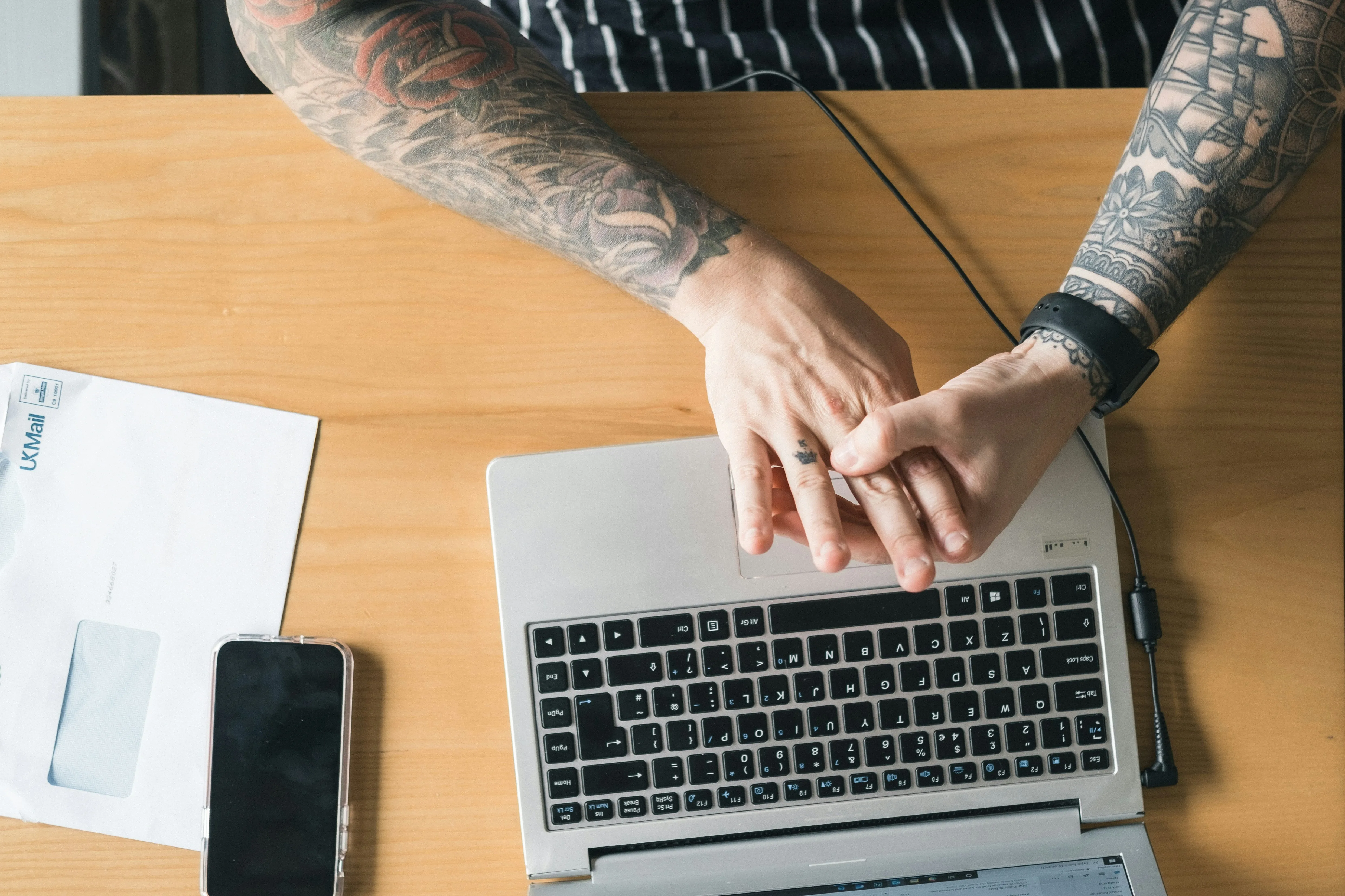 Commerçant local travaillant sur la présence en ligne de son entreprise sur ordinateur