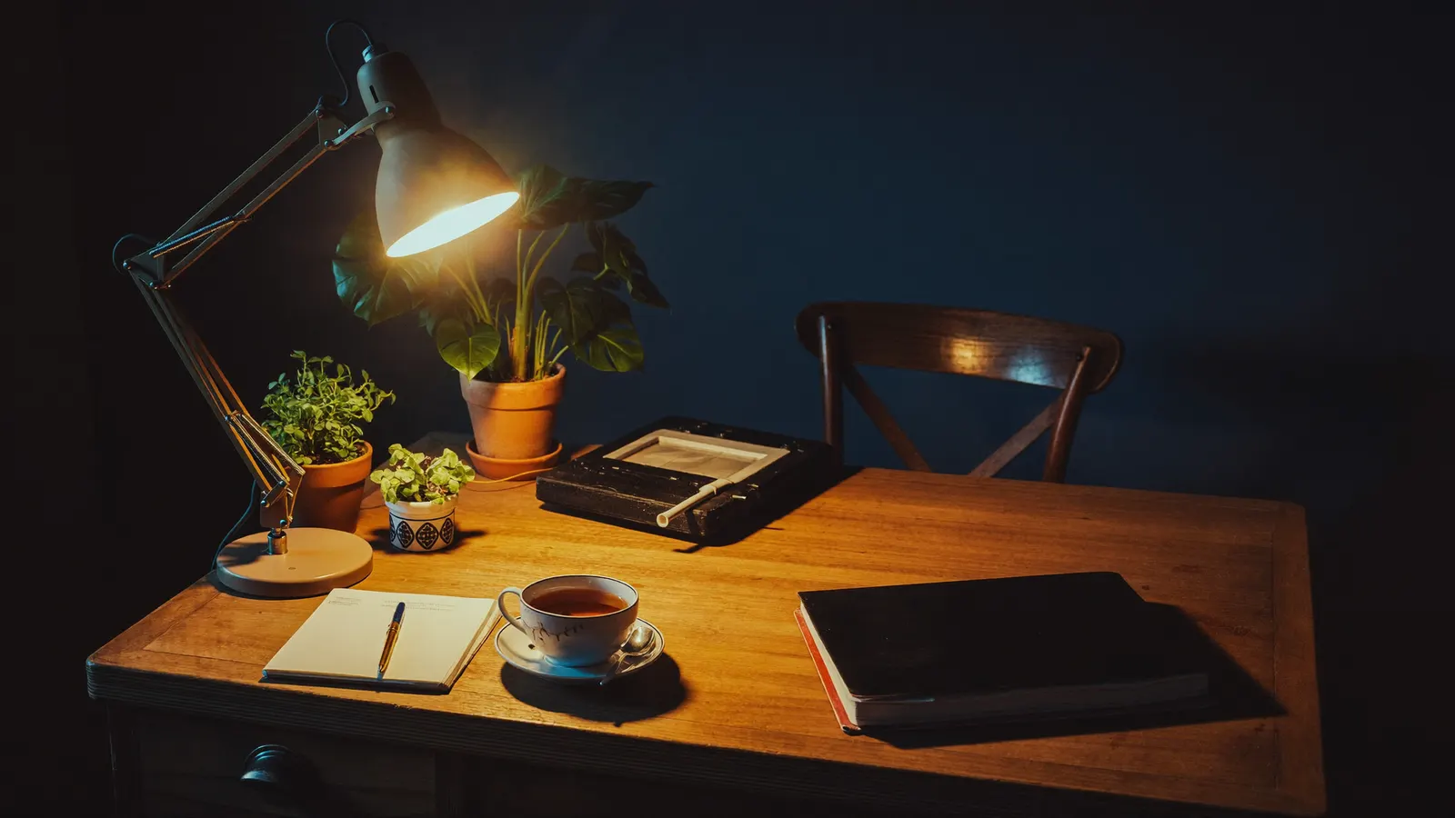 L'atelier WebyGO — bureau chaleureux bleu nuit et or, illustration 3D