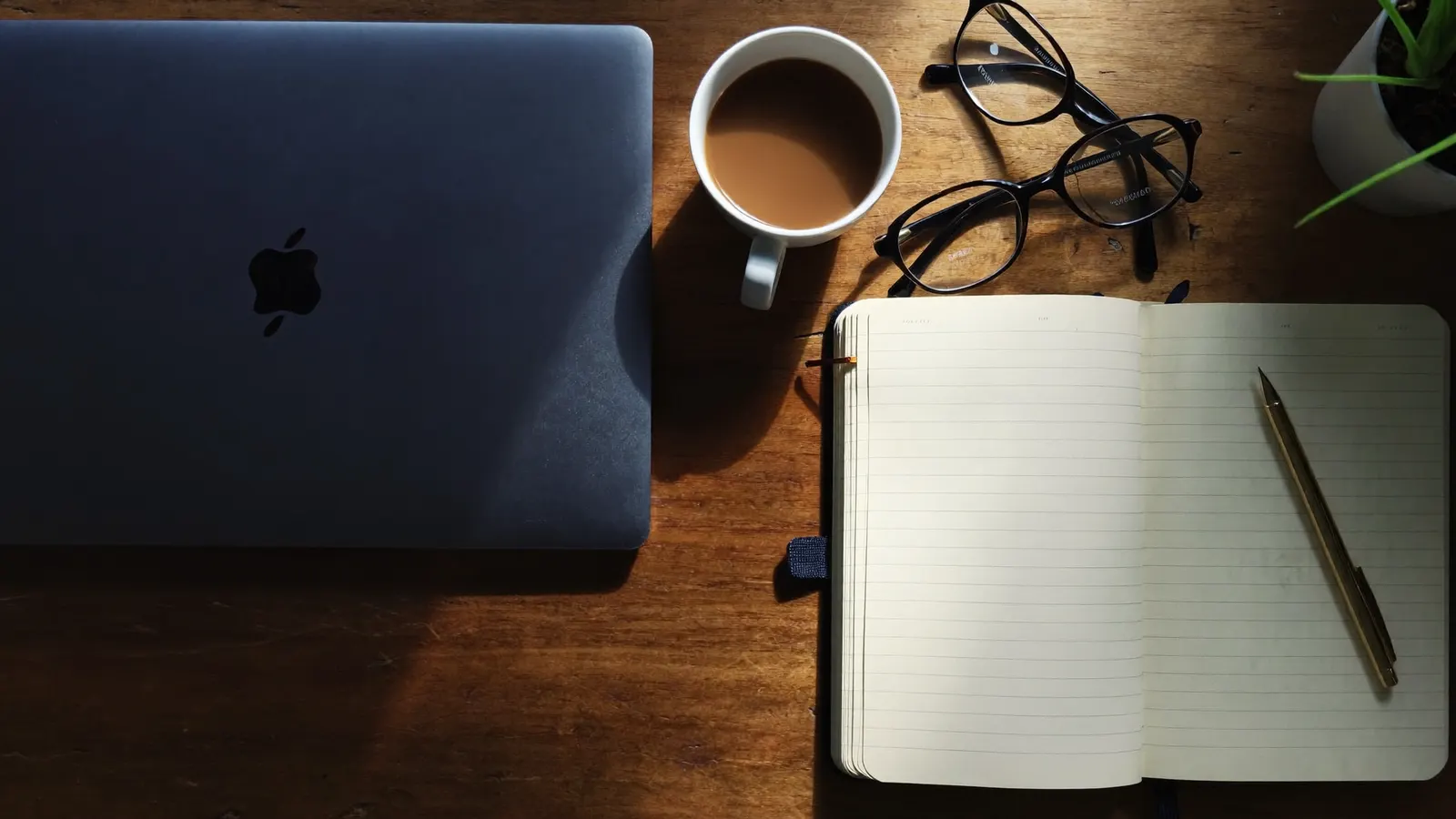 Blog WebyGO — livre ouvert et plume dorée, illustration 3D